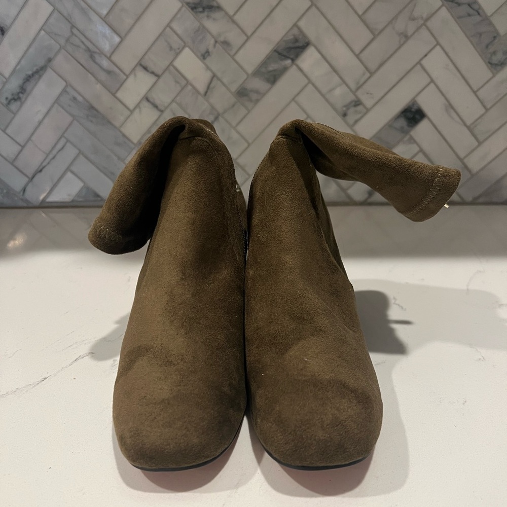 Silent D Boot- Olive- 7 - NWOB